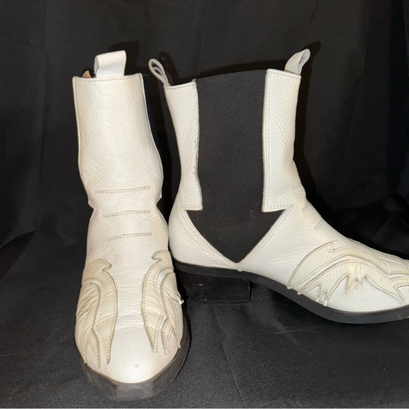 Stylish White and Black leather Women's Boots - Picture 3 of 11